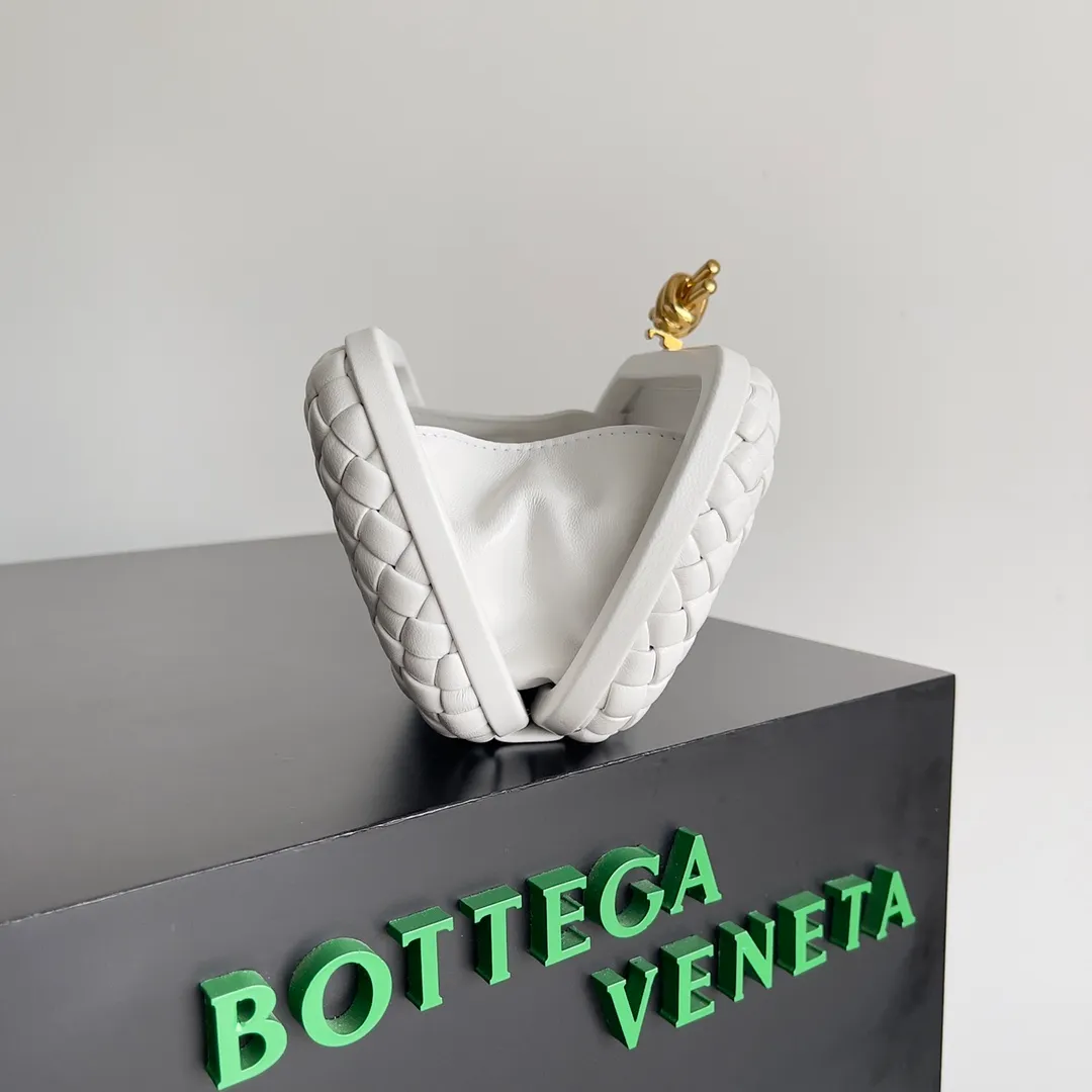 Batch 1860 BV Knot | The classic return of the evening bag. Original leather ➕ Stainless steel hardware ➕ 24k real gold plating ➕ Fully handmade. Those who know the history of our brand should have heard that the knot is a story of Bottega Veneta, and it is also one of the more important design elements. Matthieu Blazy's work this season sublimates Knot's classics, with a new knot design and a woven shoulder strap, plus Fouland Intreccio's weaving technology, adding some fashion to the retro and nostalgic feel of the past. Style number: 717622 Size: 20.5*6*12.5